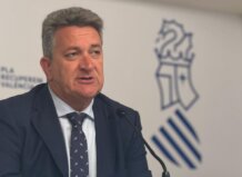 El vicepresidente segundo Vicente Martínez Mus discute sobre las infraestructuras en una rueda de prensa.