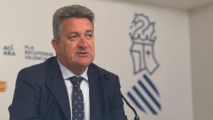 El vicepresidente segundo Vicente Martínez Mus discute sobre las infraestructuras en una rueda de prensa.
