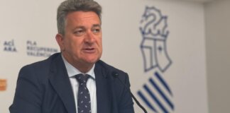 El vicepresidente segundo Vicente Martínez Mus discute sobre las infraestructuras en una rueda de prensa.