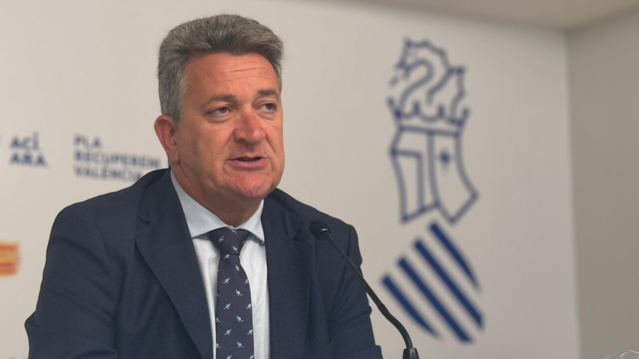 El vicepresidente segundo Vicente Martínez Mus discute sobre las infraestructuras en una rueda de prensa.