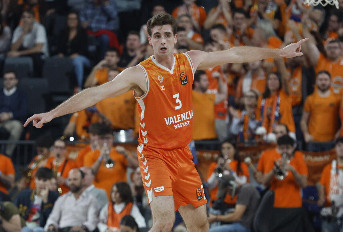 Jugador de Valencia Basket celebrando en el Roig Arena tras la victoria.