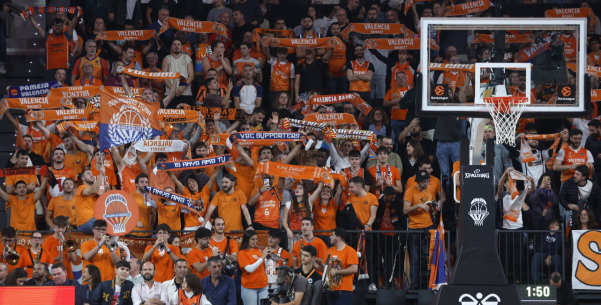 Aficionados del Valencia Basket animando en el Roig Arena