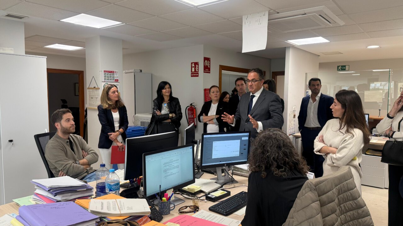 La consellera de Justicia, Nuria Martínez, visita los juzgados de Mislata y Moncada.