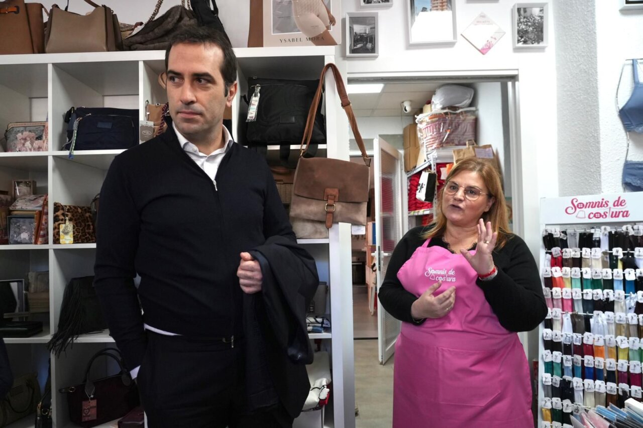 El ministro de Economía conversando con una comerciante en Sedaví.