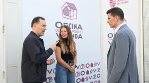 Concejales en la Oficina de Vivienda de Quart de Poblet durante una visita.