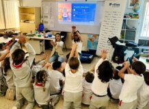Niños aprendiendo reanimación cardiopulmonar en clase
