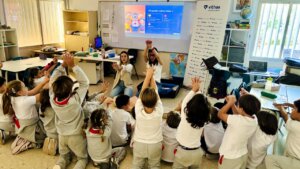 Niños aprendiendo reanimación cardiopulmonar en clase