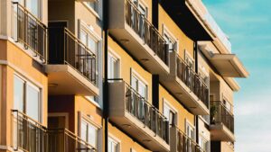 Fachadas de edificios con balcones en València