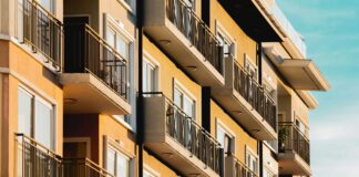 Fachadas de edificios con balcones en València