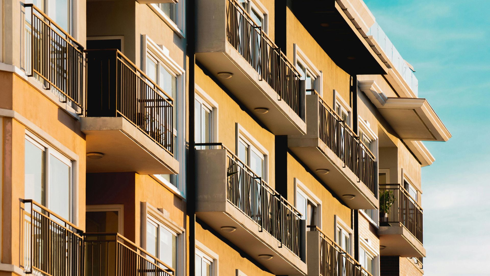 Fachadas de edificios con balcones en València