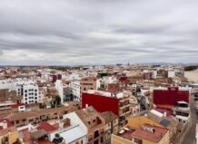 Paterna supera los 76.000 habitantes y se prepara para solicitar la declaración de Gran Ciudad Vista panorámica de viviendas en Paterna con cielos nublados.