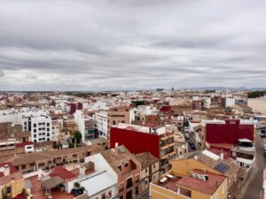 Vista panorámica de viviendas en Paterna con cielos nublados.