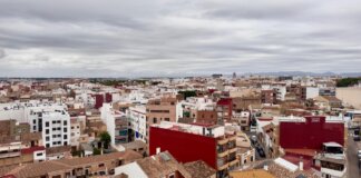 Vista panorámica de viviendas en Paterna con cielos nublados.