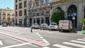 Zona de estacionamiento para carga y descarga en València con vehículos estacionados.