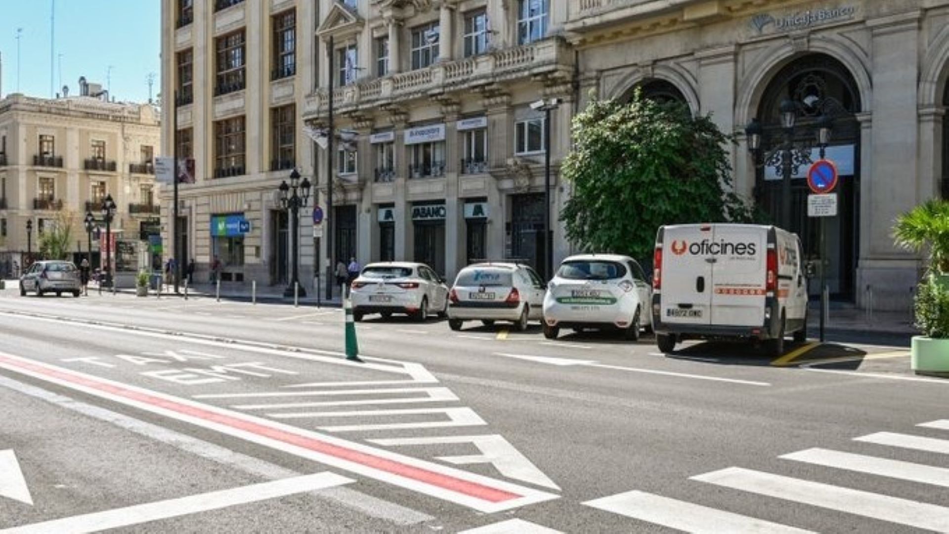 Zona de estacionamiento para carga y descarga en València con vehículos estacionados.