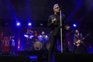 Loquillo cantando en el escenario del Roig Arena durante su concierto