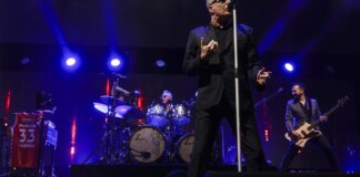 Loquillo cantando en el escenario del Roig Arena durante su concierto