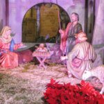 Escena del nacimiento con figuras de María, José y el niño Jesús