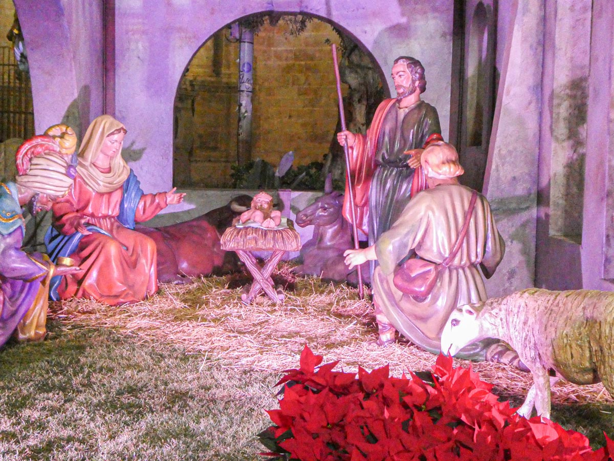Escena del nacimiento con figuras de María, José y el niño Jesús