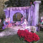 Escena del nacimiento con figuras de pastores y animales.