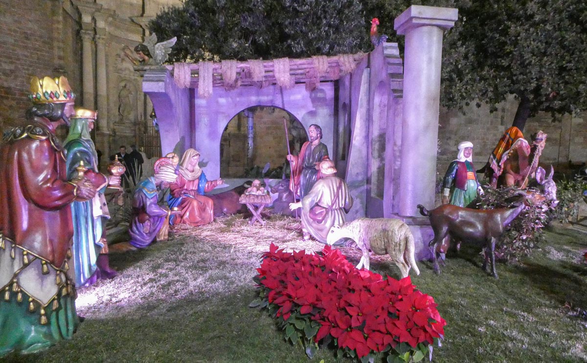 Escena del nacimiento con figuras de pastores y animales.