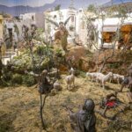 Representación de pastores en una escena de nacimiento con figuras y animales.