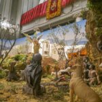 Escena de la natividad con figuras artesanales y un ángel