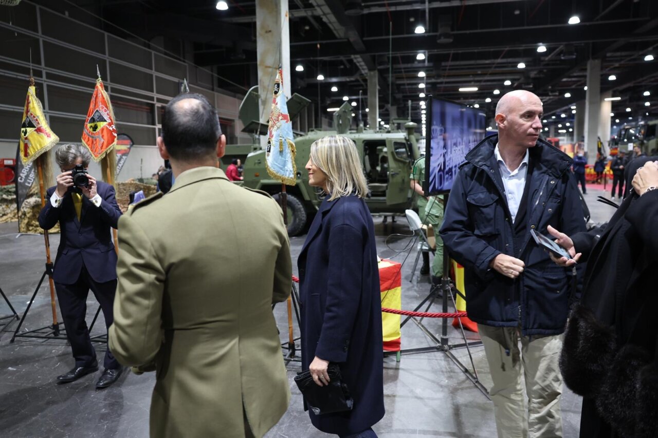 Personas en la inauguración de Expojove 2025 con vehículos militares
