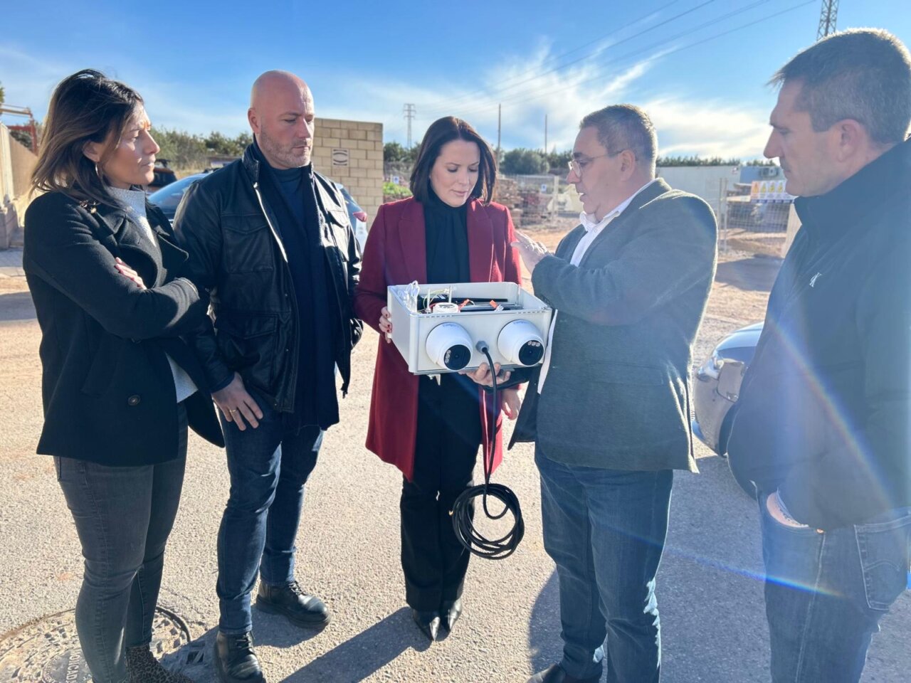 Instalación de cámaras de videovigilancia en Moncada con varias personas observando
