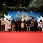 Grupo de personas en la inauguración de Expojove 2025 con decoraciones navideñas