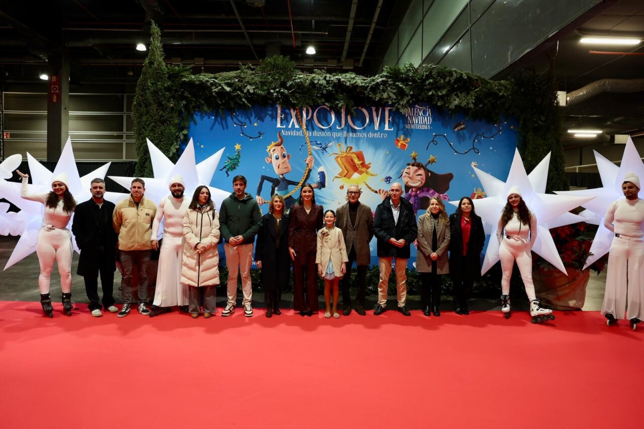 Grupo de personas en la inauguración de Expojove 2025 con decoraciones navideñas