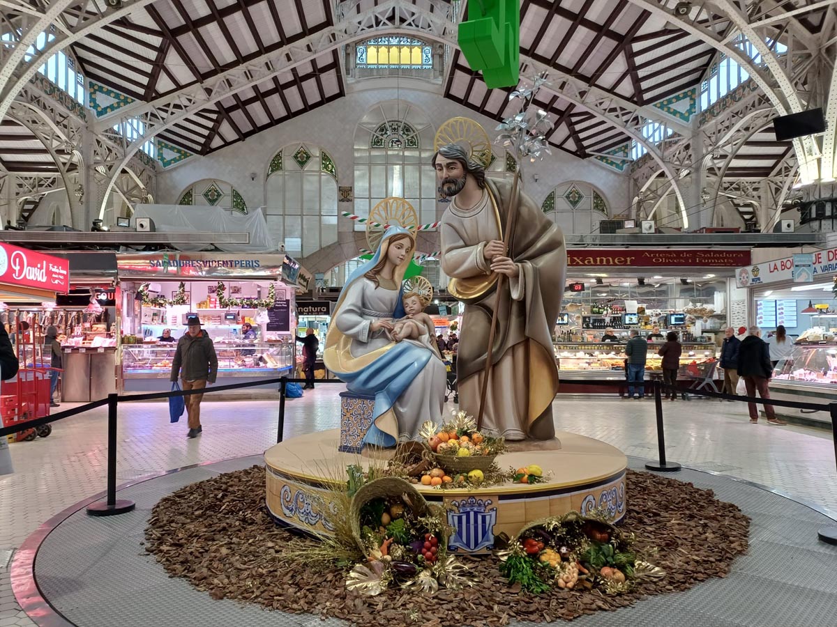 Escultura del Belén del Mercado Central con la Sagrada Familia