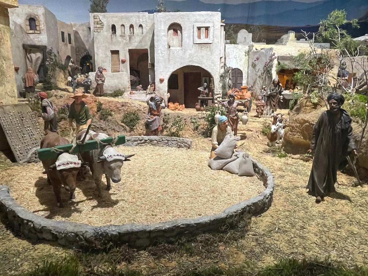 Escena del Belén Monumental en el Ayuntamiento de Valencia con figuras y paisajes