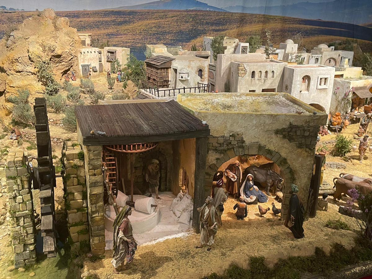 Vista del Belén Monumental en el Ayuntamiento de Valencia con figuras y paisaje