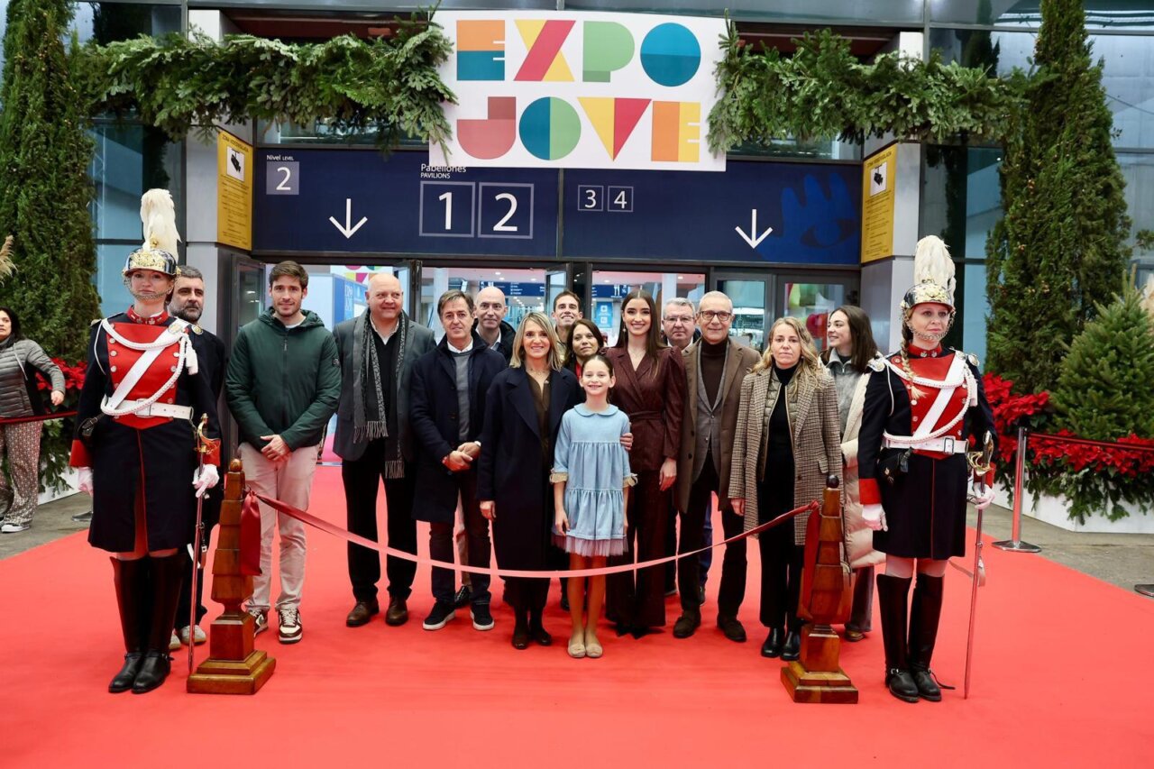 Grupo de personas en la inauguración de Expojove 2025 con decoraciones festivas.