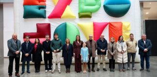 Inauguración de Expojove en València con autoridades y un gran cartel colorido.