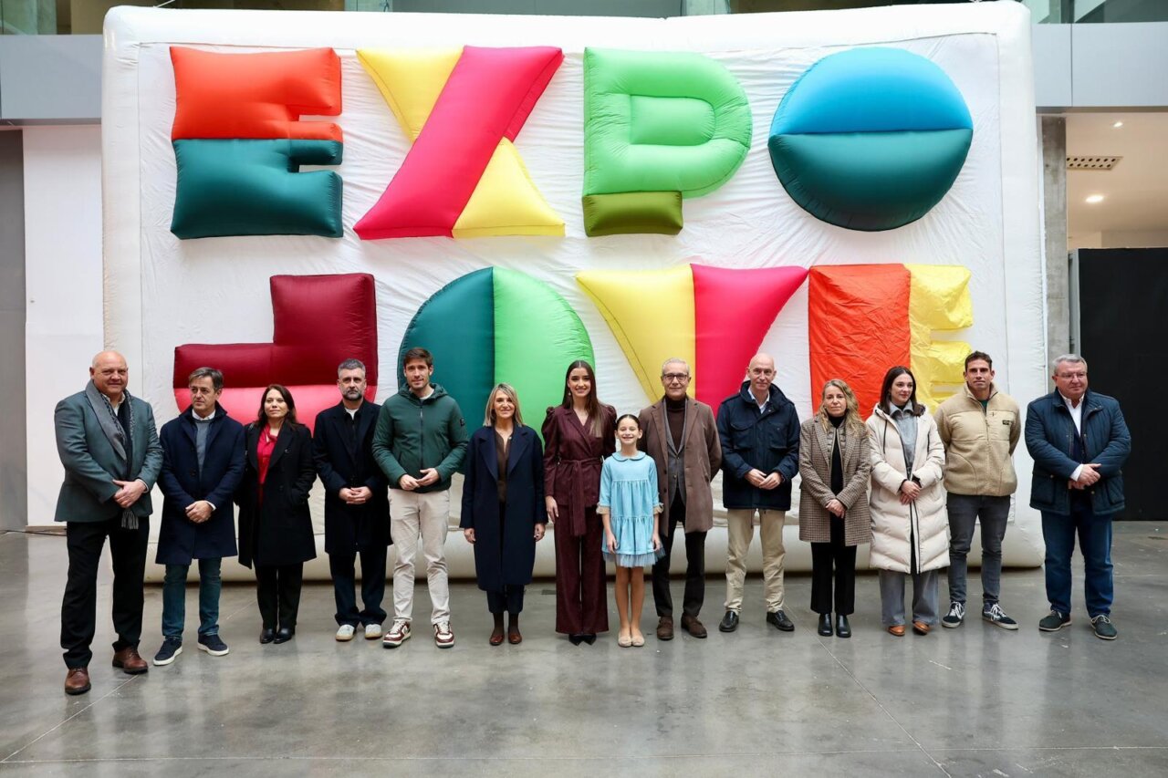 Grupo de personas en la inauguración de Expojove 2025 con un fondo colorido