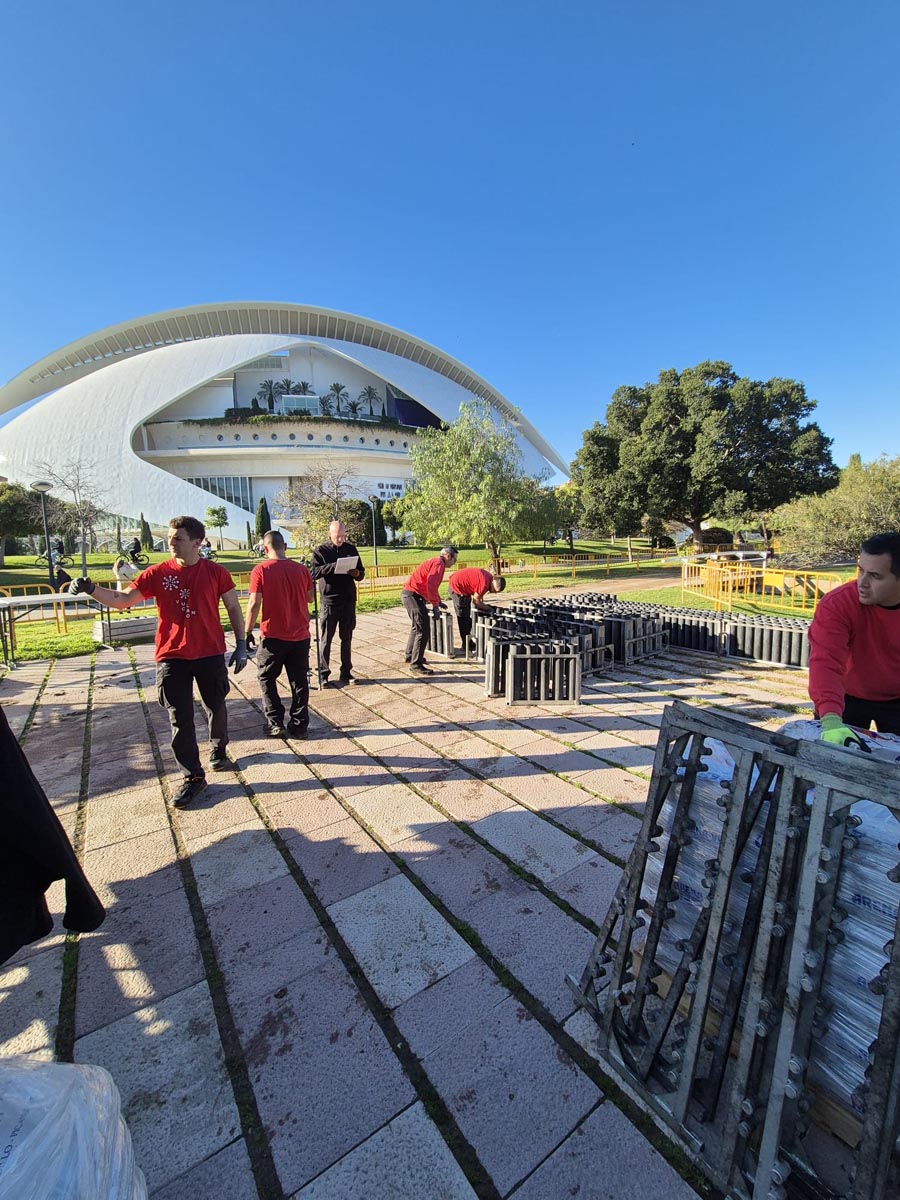 Trabajadores preparando el montaje del castillo de Nochevieja en Valencia