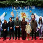 Grupo de personas en la inauguración de Expojove 2025 con decoración navideña