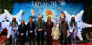 Grupo de personas en la inauguración de Expojove 2025 con decoración navideña