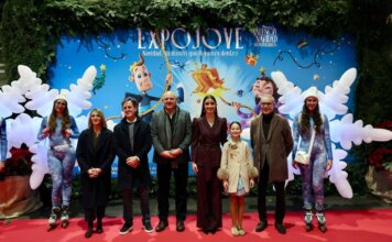 Grupo de personas en la inauguración de Expojove 2025 con decoración navideña