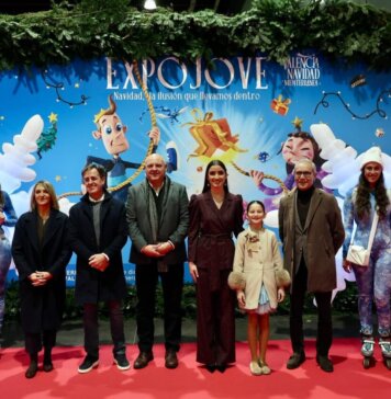 Grupo de personas en la inauguración de Expojove 2025 con decoración navideña