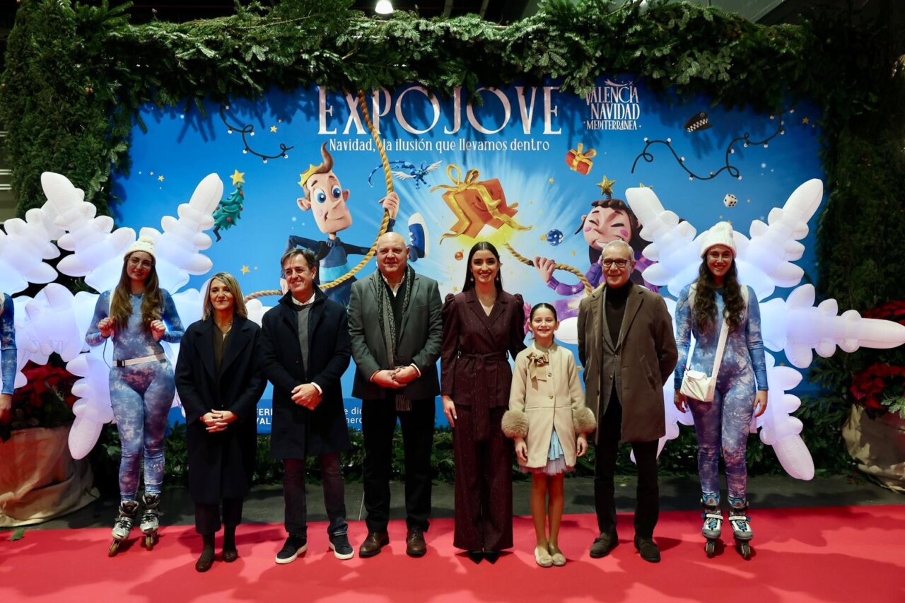 Grupo de personas en la inauguración de Expojove 2025 con decoración navideña
