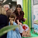 Personas sonrientes en la inauguración de Expojove 2025