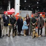 Grupo de personas en la inauguración de Expojove 2025 con perros de servicio