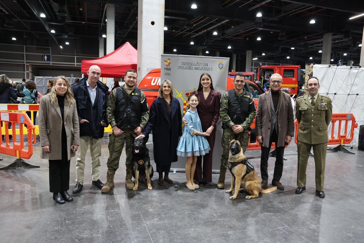 Grupo de personas en la inauguración de Expojove 2025 con perros de servicio