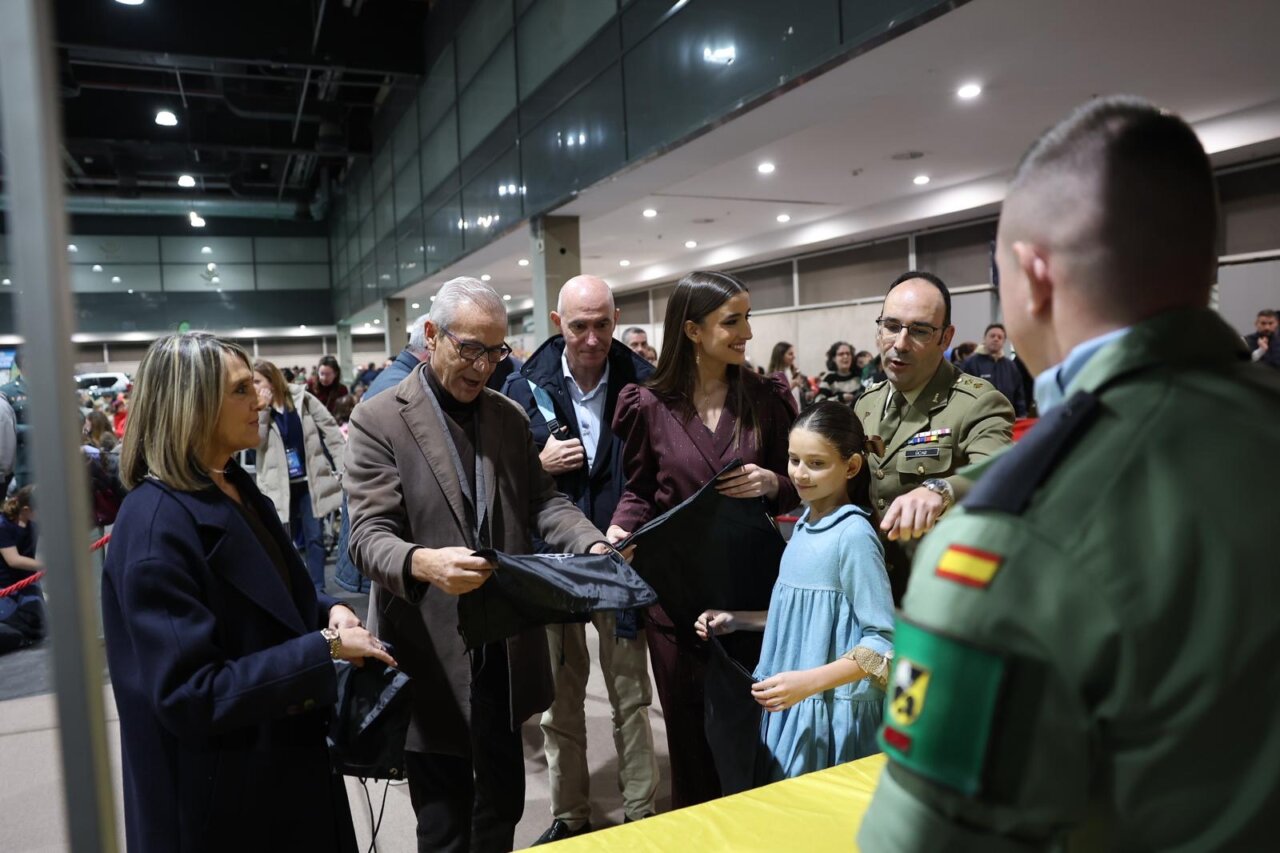 Inauguración de Expojove 2025 con varias personas y una niña
