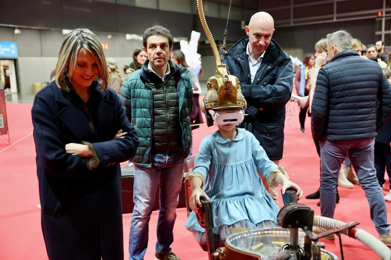 Niña usando un dispositivo de realidad virtual en Expojove 2025