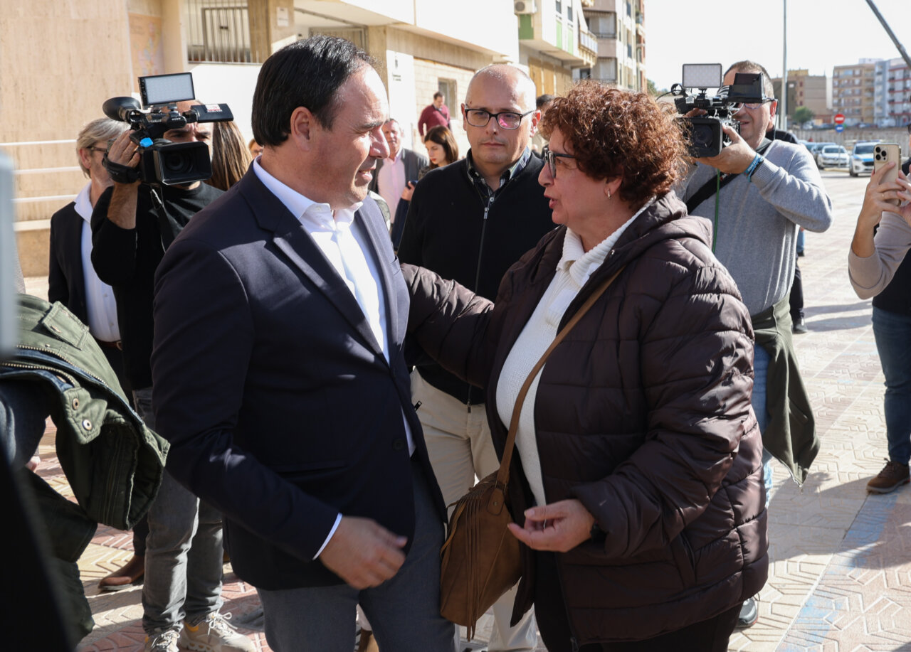 Juanfran Pérez Llorca interactuando con vecinos en Paiporta