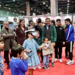 Niños y adultos disfrutando de la Expojove 2025 con realidad virtual